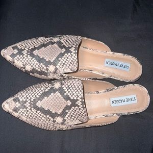 Steve Madden Snakeskin flat mules. Size 9.5 women's shoes NWOT